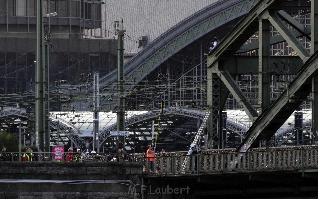 PSpringt kein Suizid Brueckenspringer Koeln Hohenzollernbruecke P224.JPG - Miklos Laubert